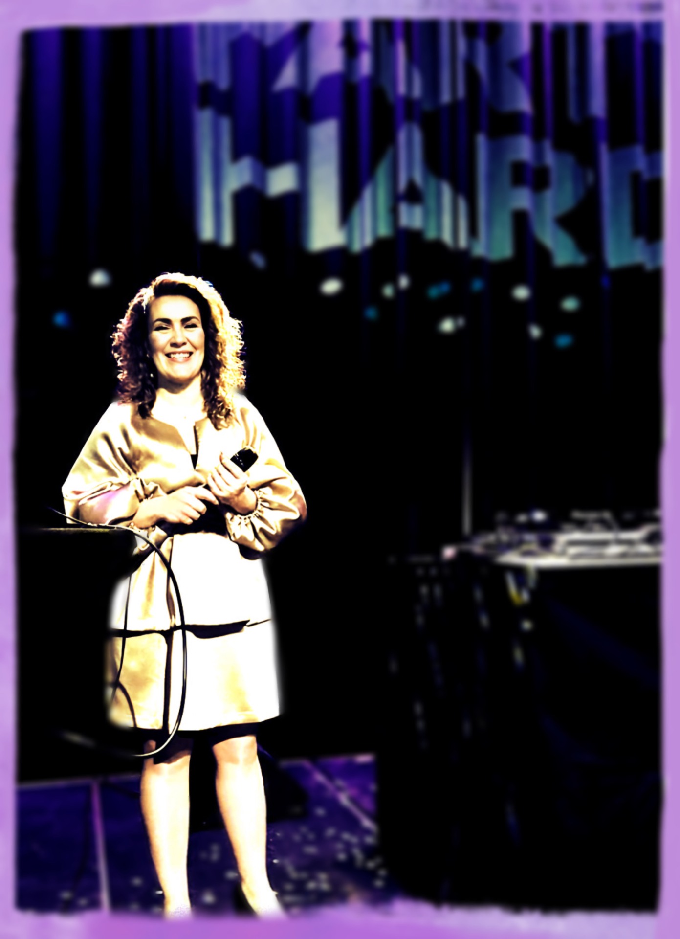 Mira on juontajana Hittimittarin sydän ja kapellimestari – hyväntuulinen energiapakkaus, joka heittäytyy täysillä mukaan tunnelmaan. Hän innostuu joka kerta, kun saa porukan nauramaan ja oivaltamaan yhdessä. Mira on yhdistänyt intohimonsa musiikkiin sekä visailuihin, ja lopputuloksena on juontaja, joka saa illan jokaisen osallistujan tuntemaan itsensä voittajaksi. Hittimittari palkitsee voittajansa ja loputkin osallistujat saavat todennäköisesti mukaansa jokusen korvamadon - ja takuuvarmasti huippuhyvällä fiiliksellä kuorrutettuna! 